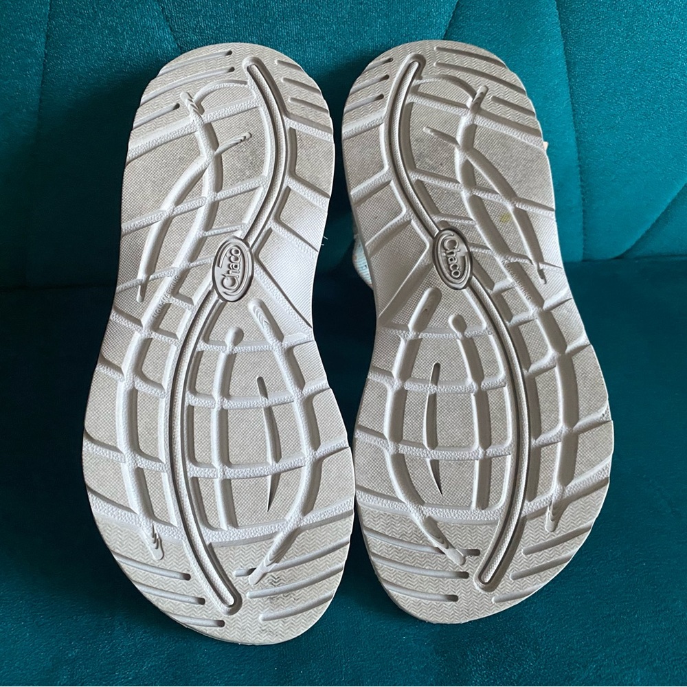 Chaco - Women’s W7 (fits 8 1/2) Cream Strappy Sandals with Multicolor Pattern - Picture 5 of 5